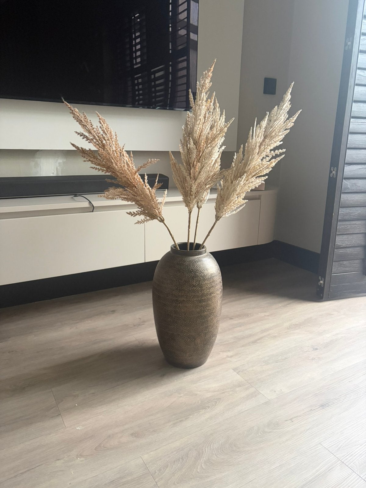 Mooie donker bruine vaas met 4 stevige pampa’s takken, Ophalen, Zo goed als nieuw