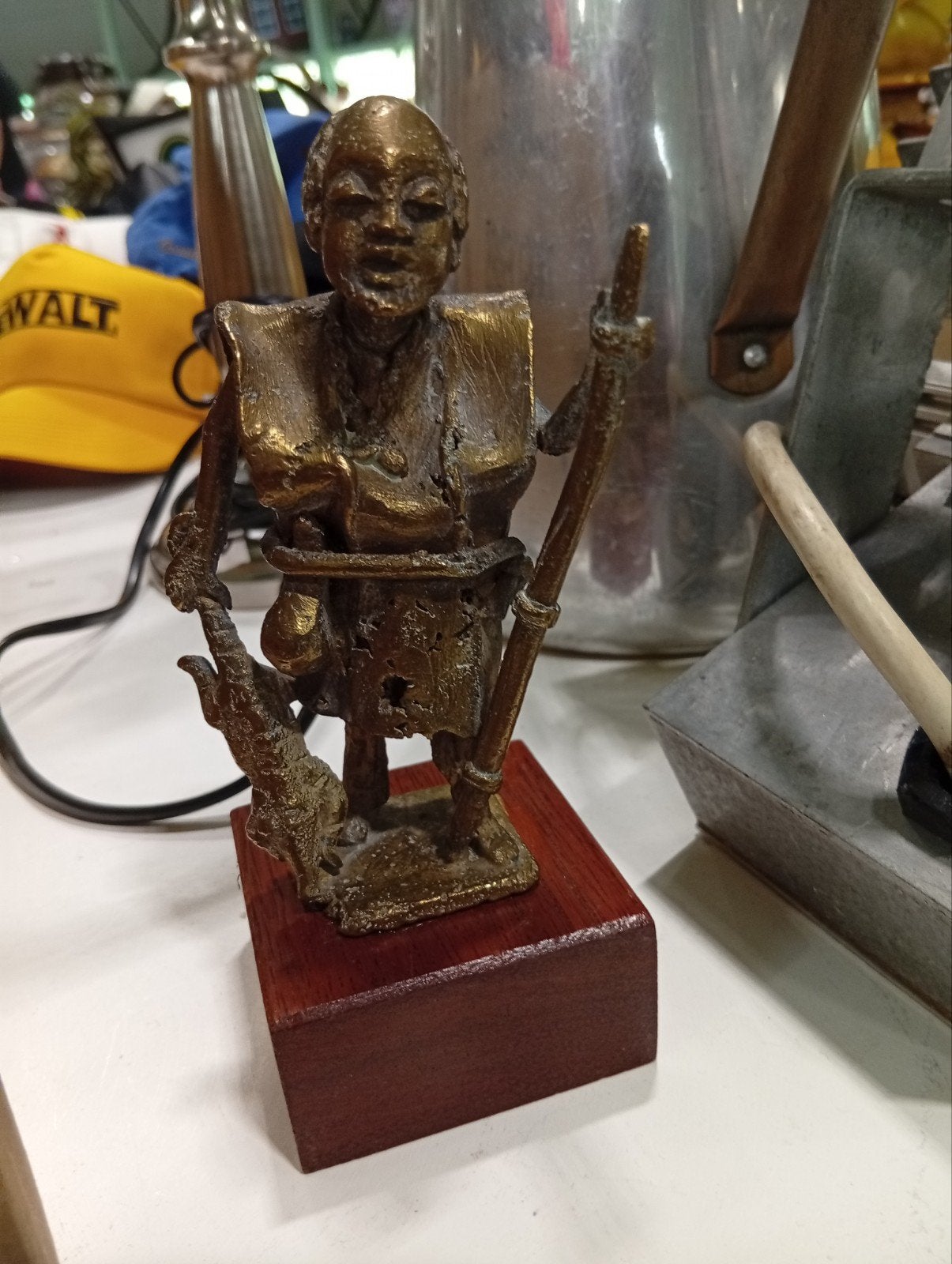 Vintage Bronzen Beeldje Afrikaanse Jager, Minder dan 20 cm, Ophalen of Verzenden, Brons, Op sokkel