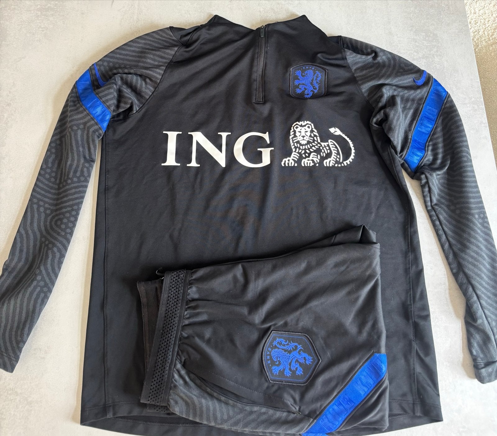 Nederlands Elftal Trainingspak - Zwart/Blauw, Kleding | Heren, Sportkleding, Maat 52/54 (L), Zwart, Ophalen of Verzenden, Zo goed als nieuw