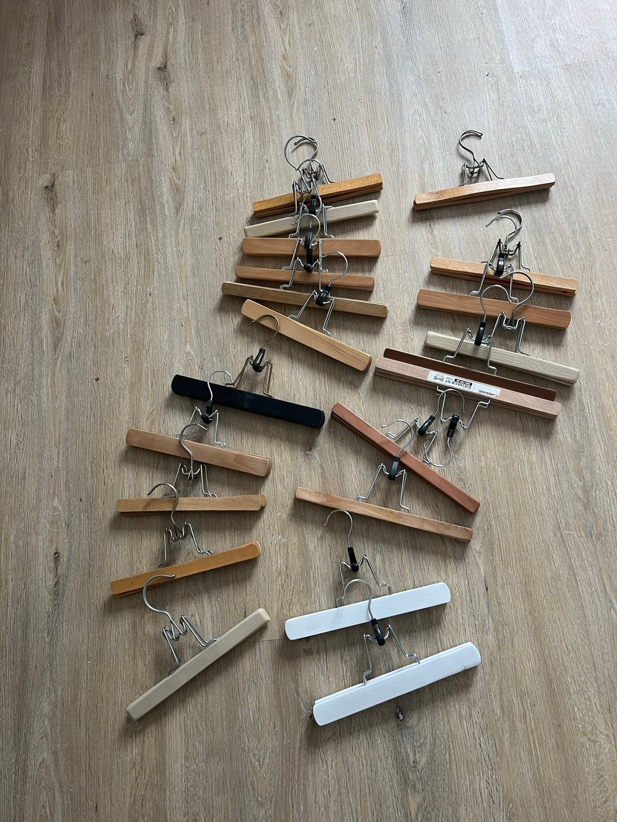 21 zo goed als nieuwe broekhangers, Kleding | Dames, Kledinghangers, Ophalen, Zo goed als nieuw, Hout, Volwassenen