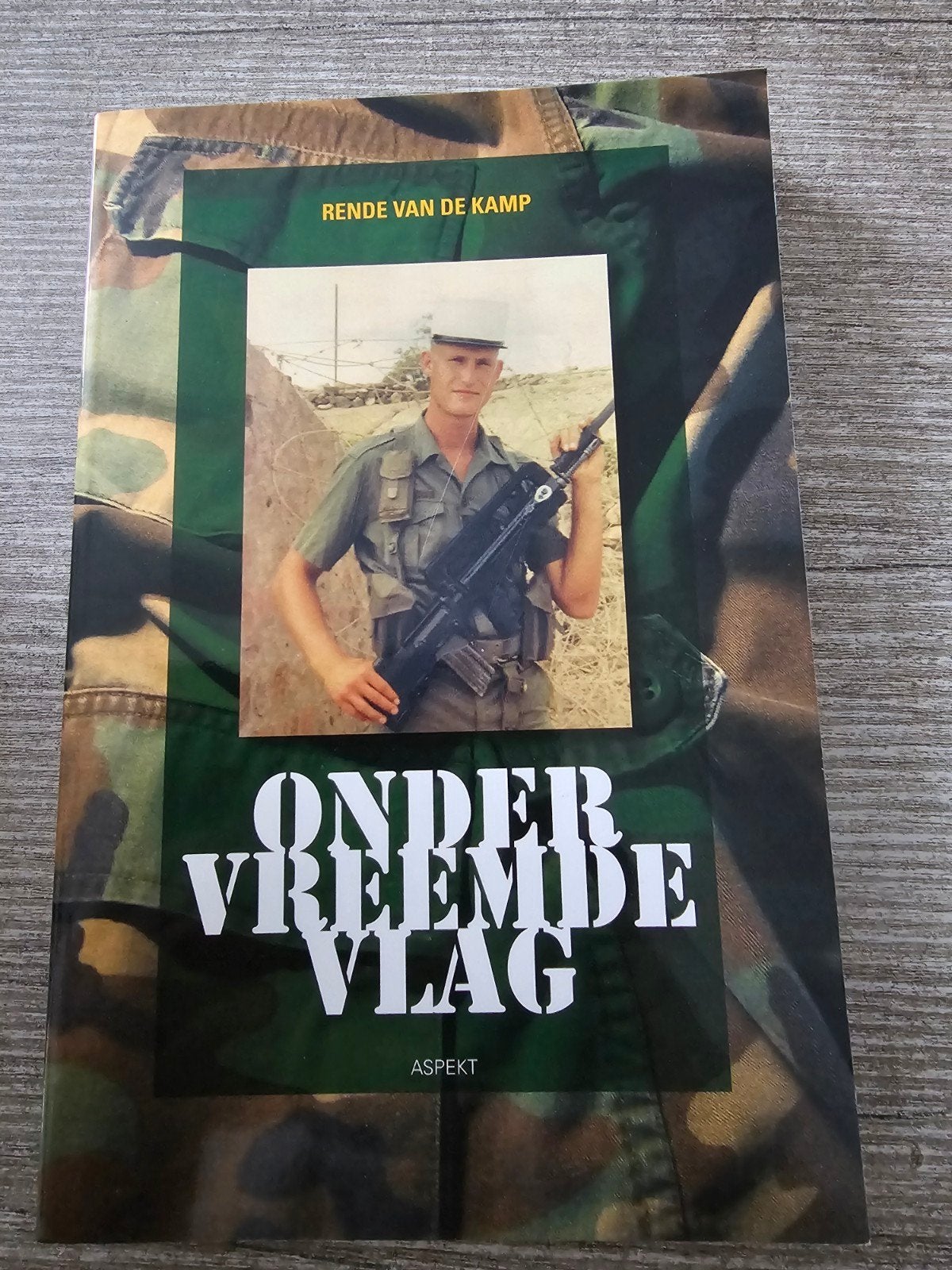 Onder Vreemde Vlag - Rende van de Kamp, Gelezen, Ophalen of Verzenden, 1945 tot heden, Overige onderwerpen