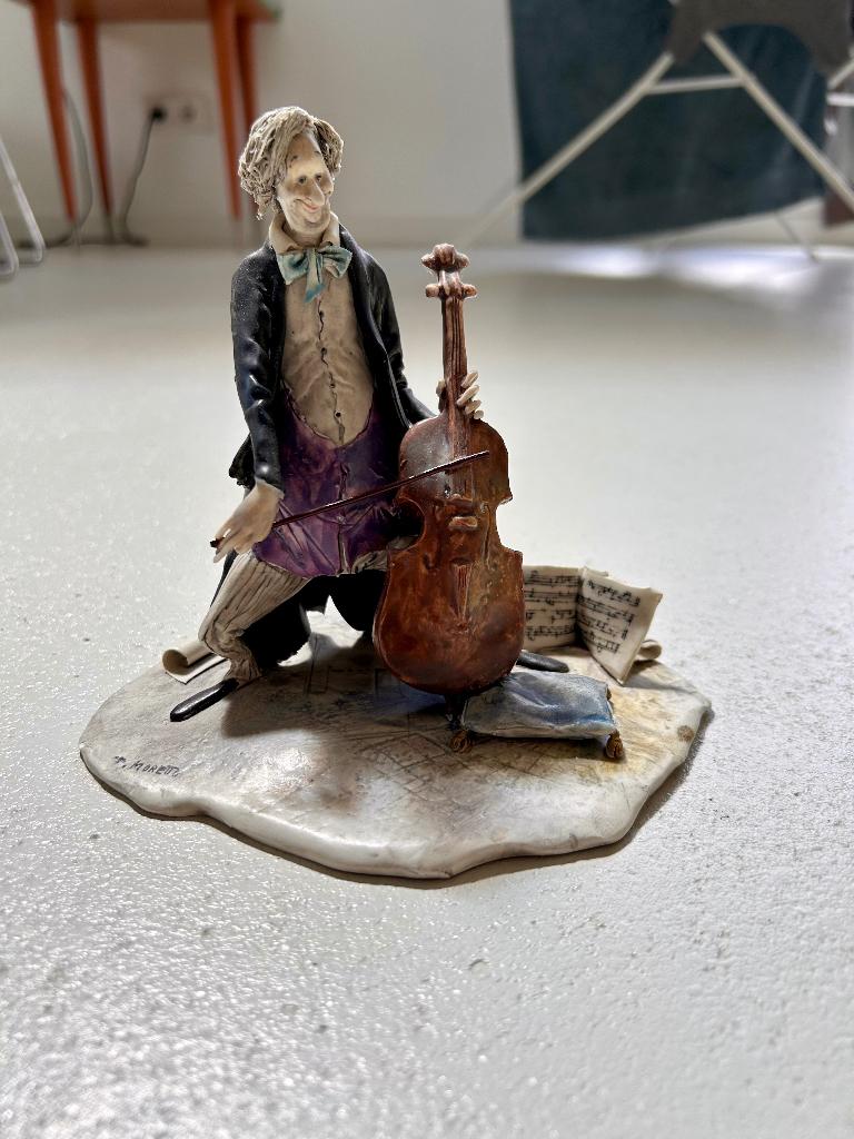 Lo Scricciolo Italy - T. Moretti -  Handgemaakte Cellist, Antiek en Kunst, Ophalen, Minder dan 20 cm, Handgemaakt, Steen of Keramiek