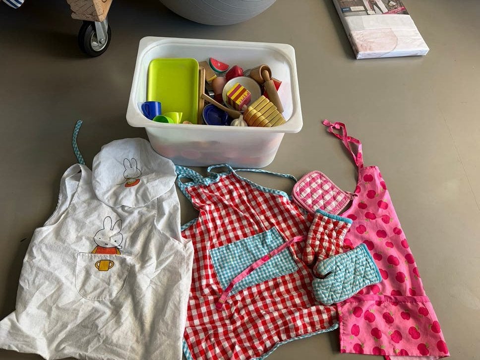 Grote speelgoedkeuken set met accessoires en kleding, Ophalen of Verzenden, Gebruikt, Overige materialen, Speelkeuken-accessoire