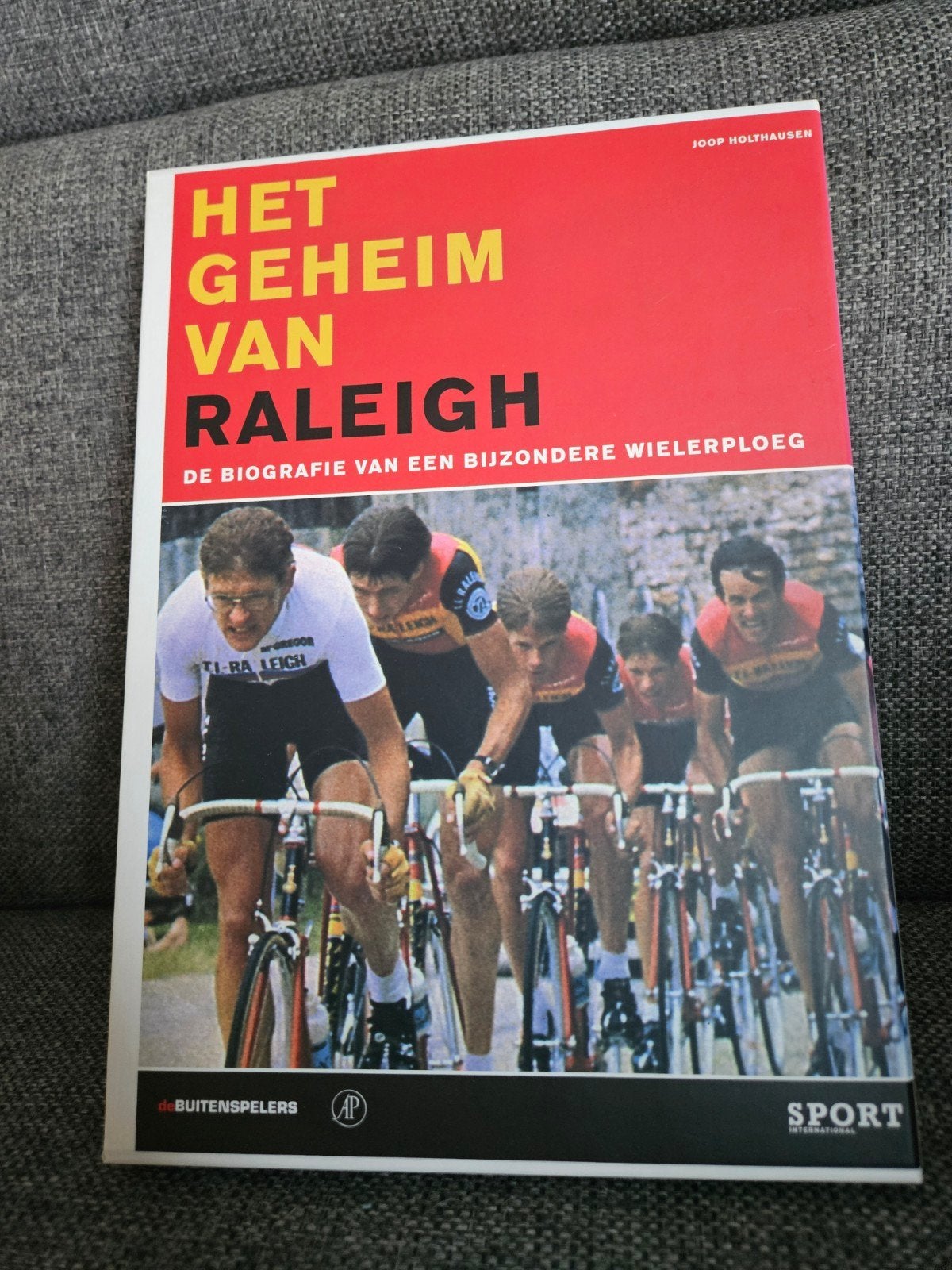 Het Geheim van Raleigh: Biografie van een Wielerploeg, Boeken, Ophalen of Verzenden, Zo goed als nieuw, Joop Holthausen, Lopen en Fietsen