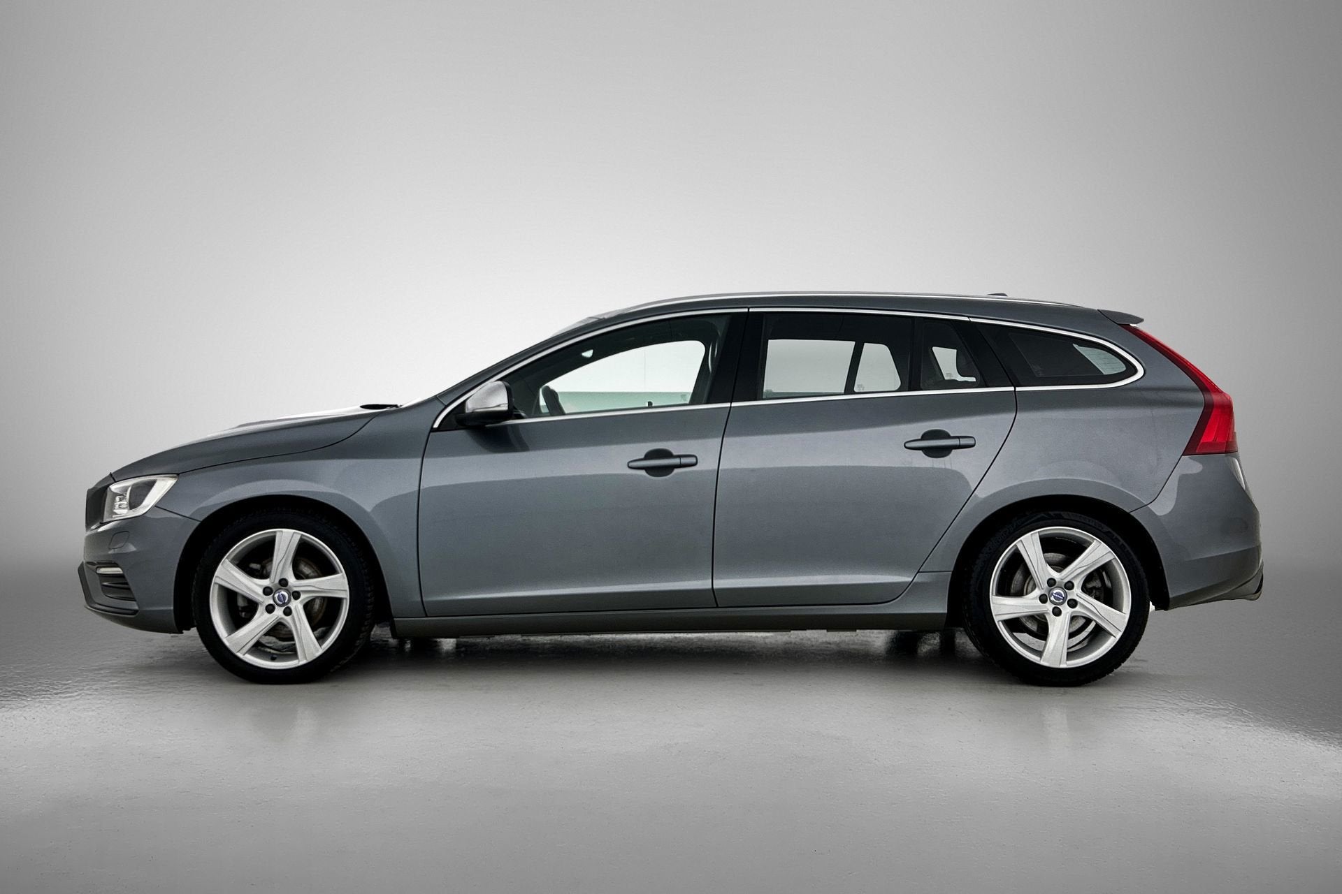 Volvo V60 1.5 T3 R-Design (NL-auto, Goed OnderH, Trekhaak, N, 4 cilinders, Automatische klimaatregeling, Origineel Nederlands