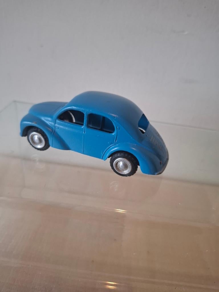 Lion Car  Renault 4CV zie de foto's, Hobby en Vrije tijd, Modelauto's | 1:43, Ophalen of Verzenden, Gebruikt, Auto, Overige merken