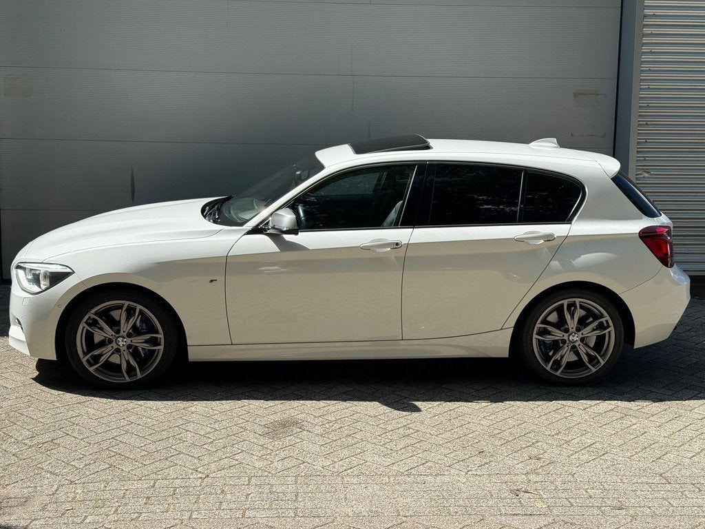 BMW 1-serie M135i xDrive High Executive l Schuifdak l Volled, Auto's, BMW, Gebruikt, 320 pk, Wit, Leder