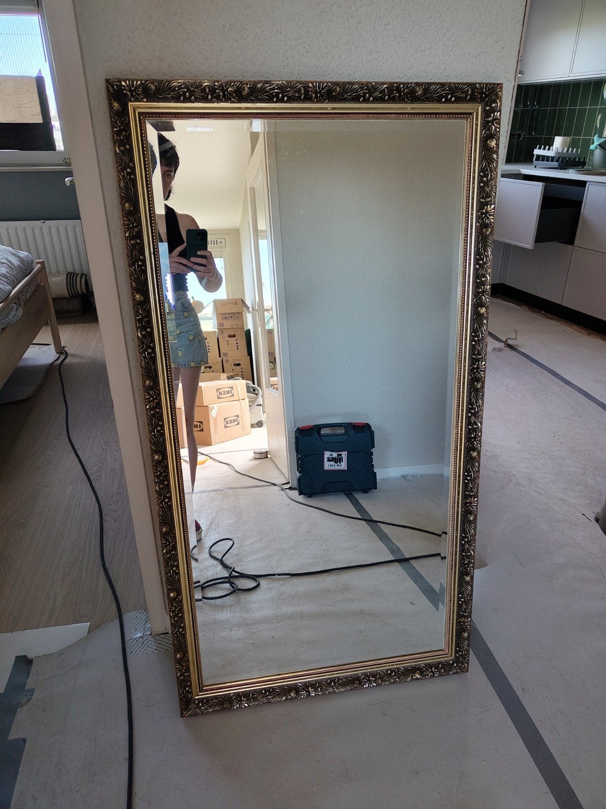 Grote facet geslepen spiegel met sierlijke gouden lijst, Antiek en Kunst, Ophalen, Rechthoekig, 50 tot 100 cm, 100 tot 150 cm