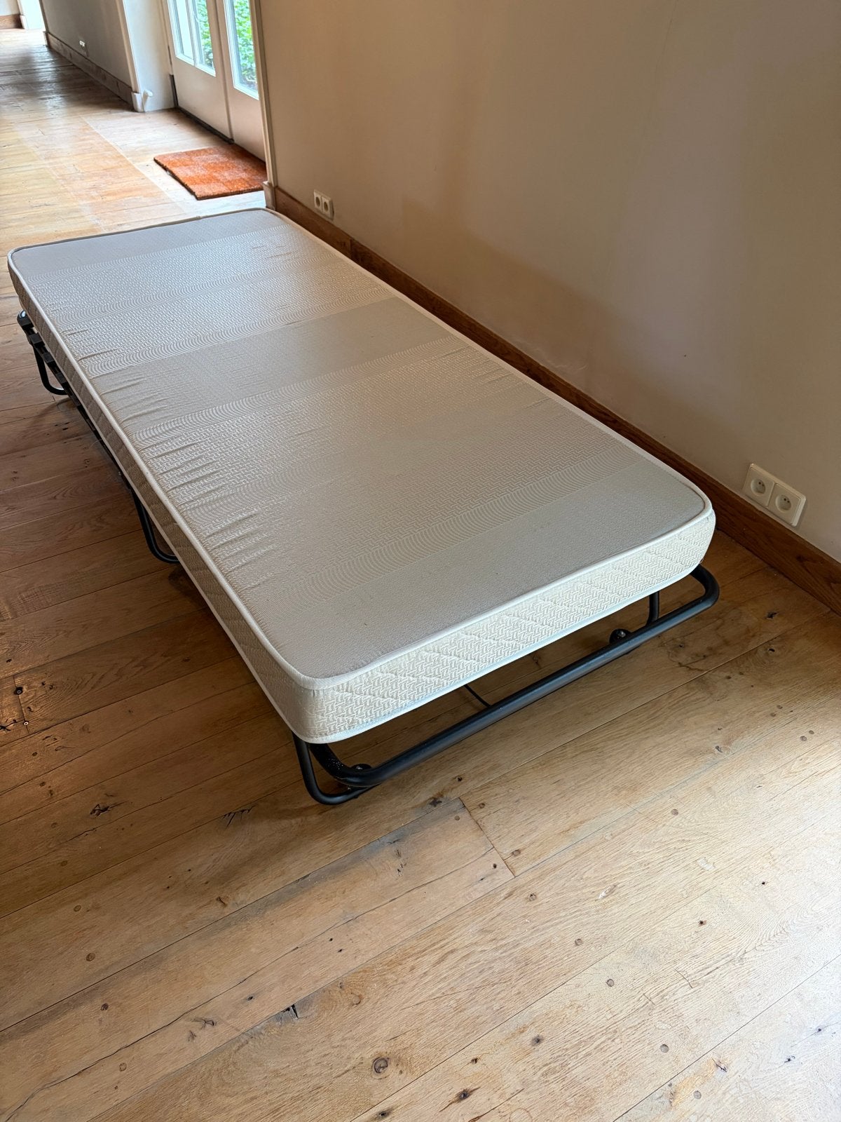Logeer matras met zwart metalen onderstel, Ophalen, Eenpersoons