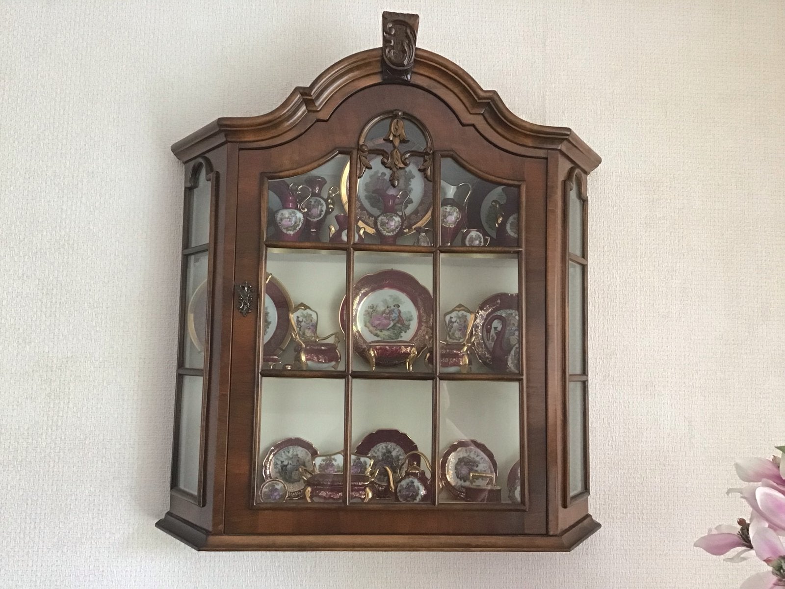 Hangvitrinekastje met aardewerk - In goede staat, Ophalen