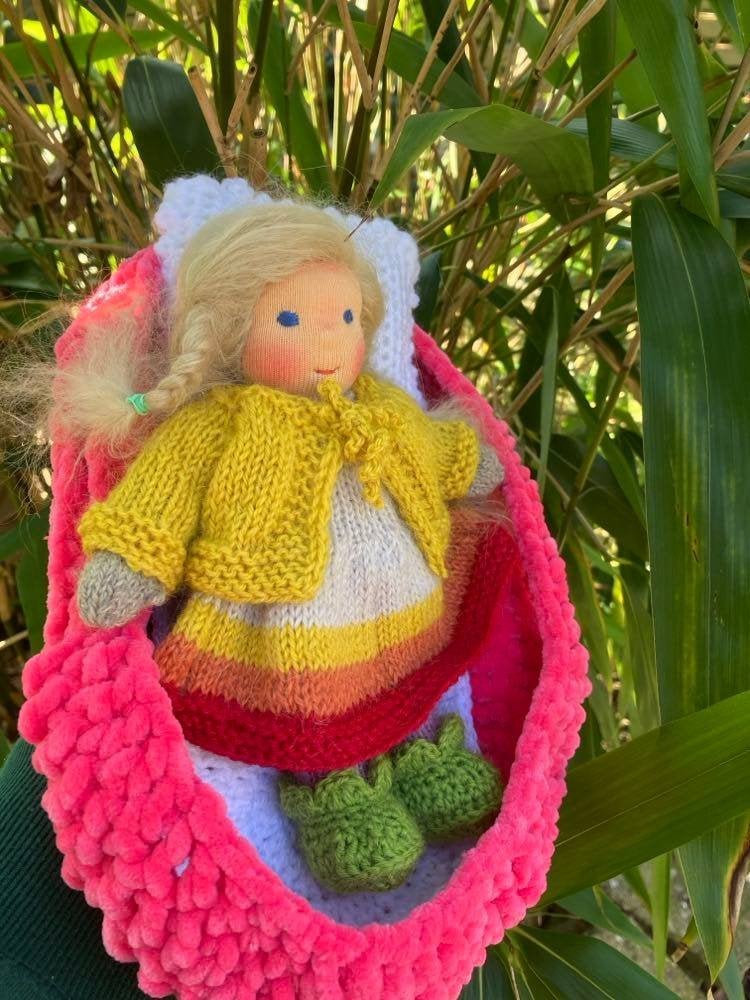 Polly-18 cm - lieve waldorf zonnekind pop met gehaakt mandje, Ophalen of Verzenden, Nieuw, Babypop