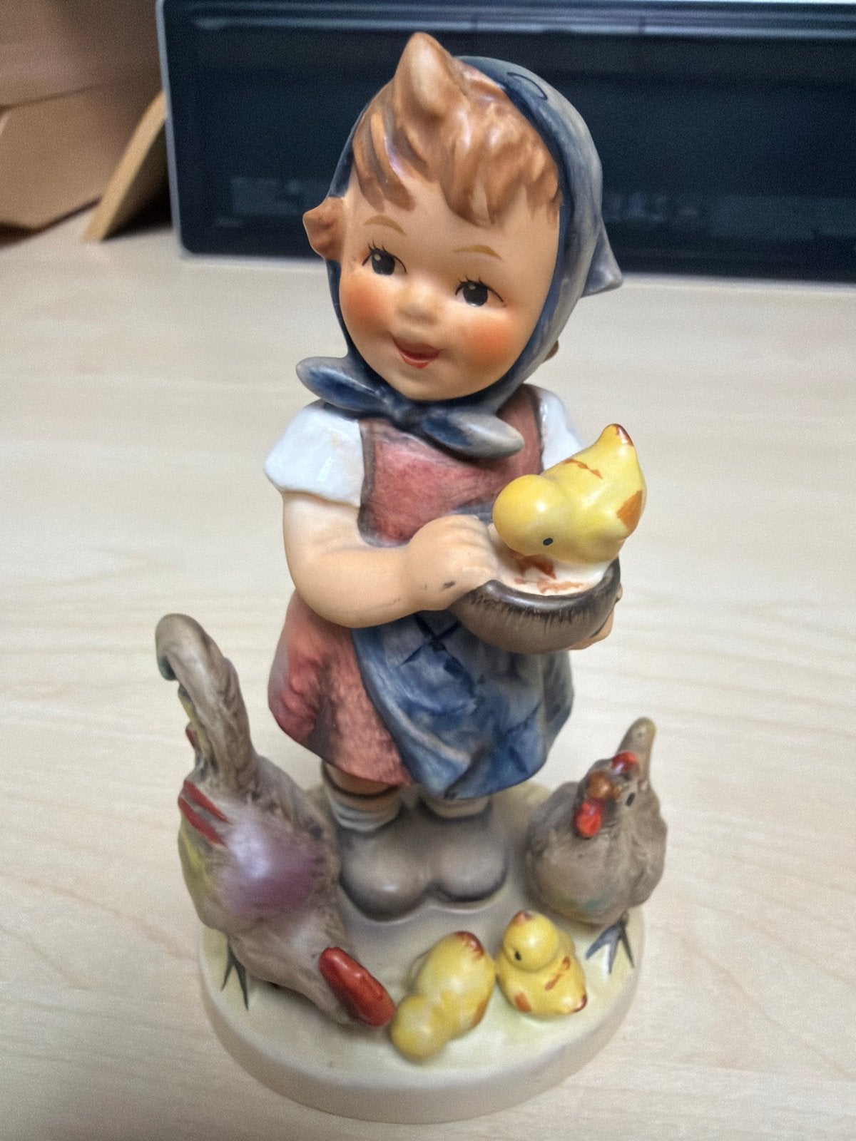 Goebel Hummel beeldje: Meisje met kuikens en kippen, Ophalen of Verzenden, Gebruikt