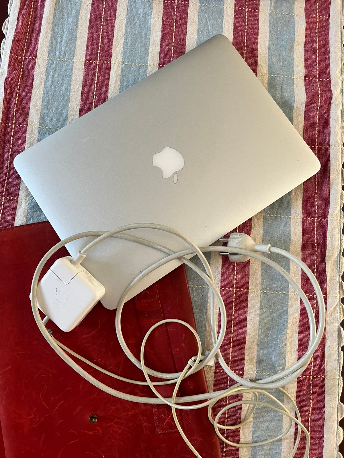 MacBook Air 13 inch (2015) – incl. Oplader & Hoes