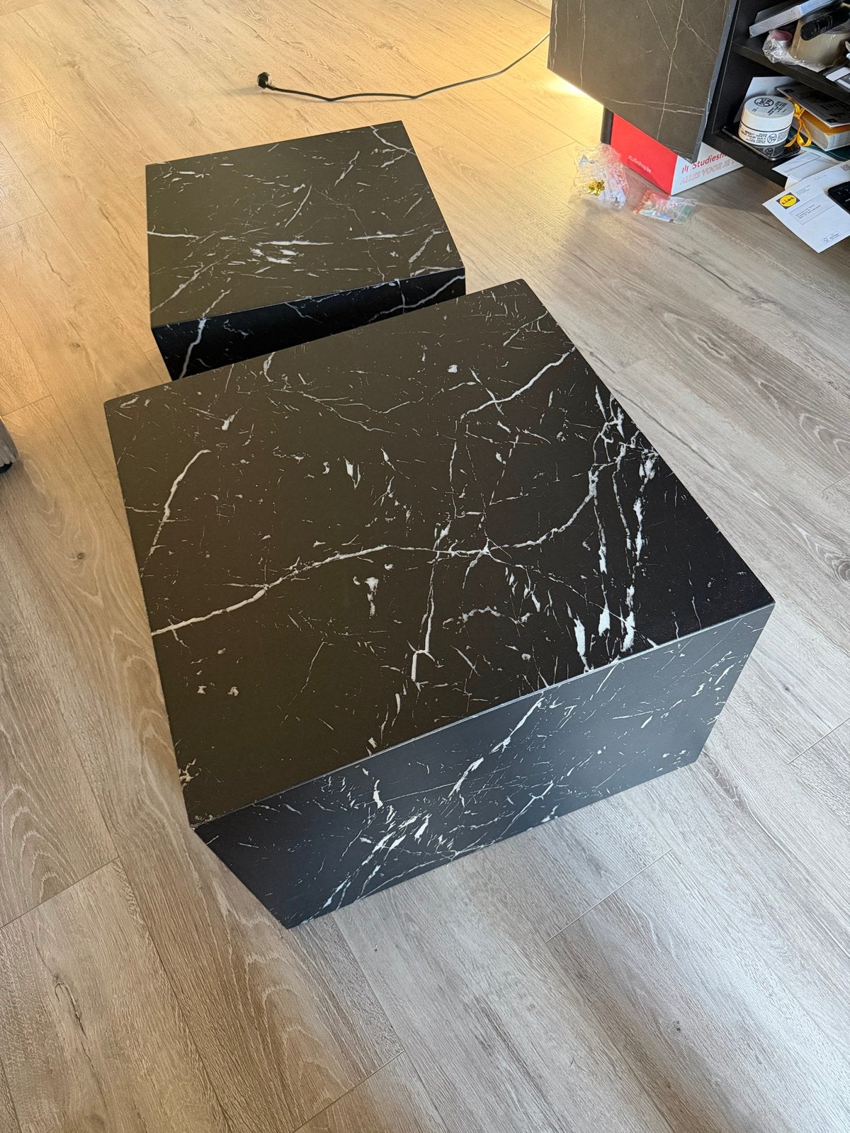 Set van 2 zwarte marmerlook bijzettafels, Ophalen, Minder dan 55 cm, Vierkant, Nieuw