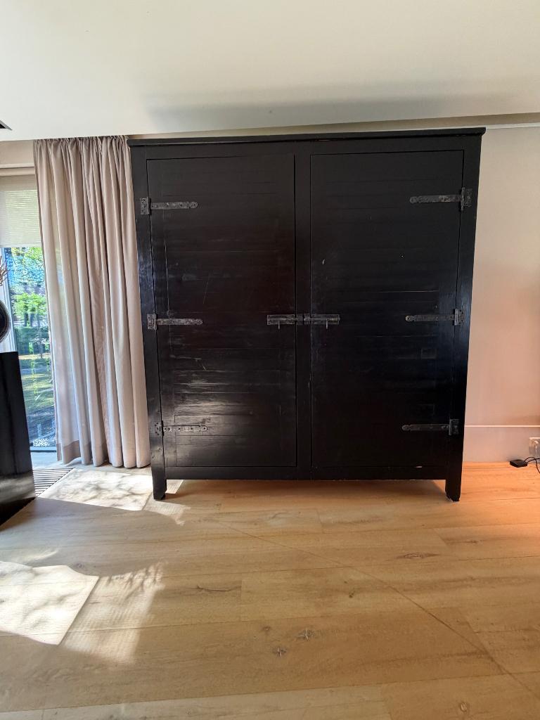 Zwarte houten kast, Ophalen, Met plank(en), Gebruikt, Stoer
