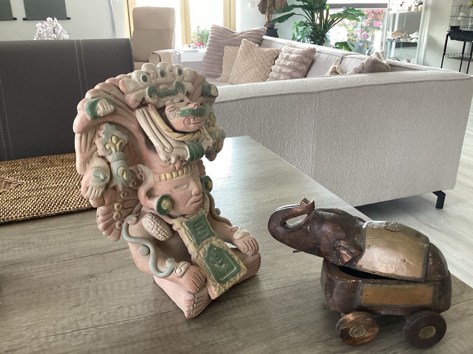 Mexicaanse urn en houten olifant op wielen, Ophalen