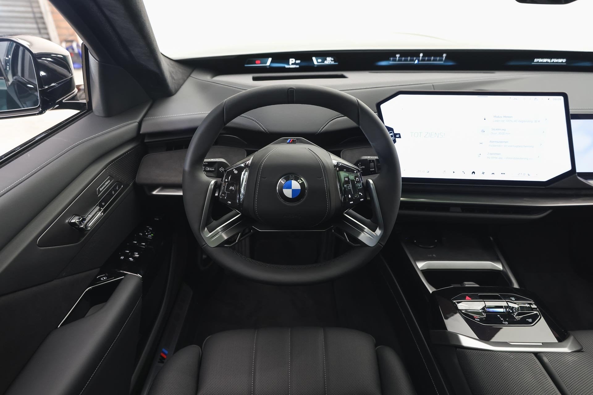 BMW i7 50 xDrive M Sport / Panoramadak Sky Lounge / Parking, Automaat, Dealer onderhouden, Zwart, 2670 kg