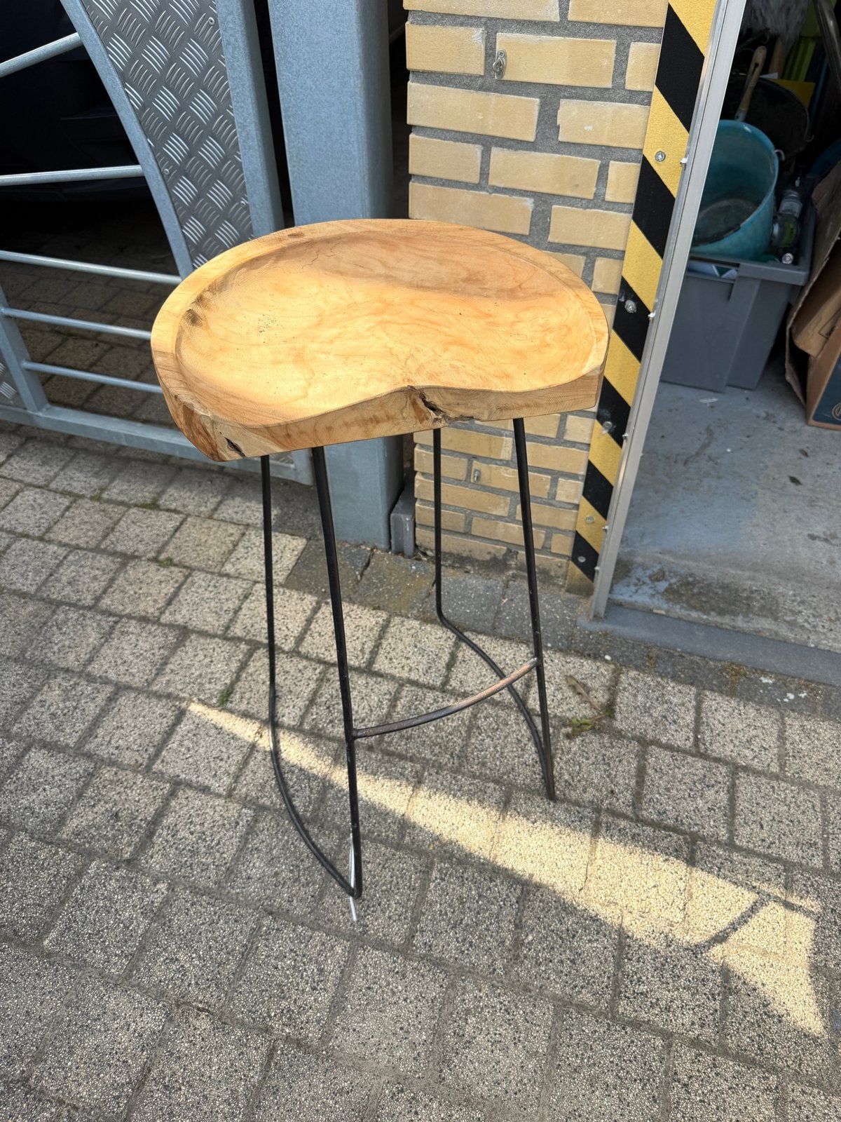 Set van 4 robuuste houten barkrukken met metalen onderstel, Ophalen, Met voetsteun, 60 tot 90 cm, Zo goed als nieuw