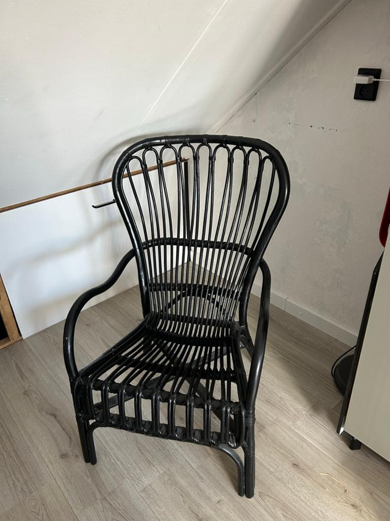 Zwarte rotanstoel - Goede staat, kleine beschadigingen, Huis en Inrichting, Stoelen, Ophalen, Zwart, Riet of Rotan, Zo goed als nieuw