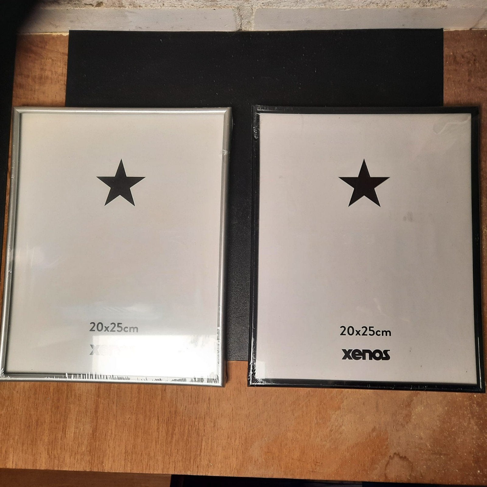 2x Xenos fotolijst 20x25cm, zilver en zwart. Nieuw 5 euro, Overige materialen, Minder dan 50 cm, Nieuw, Ophalen of Verzenden