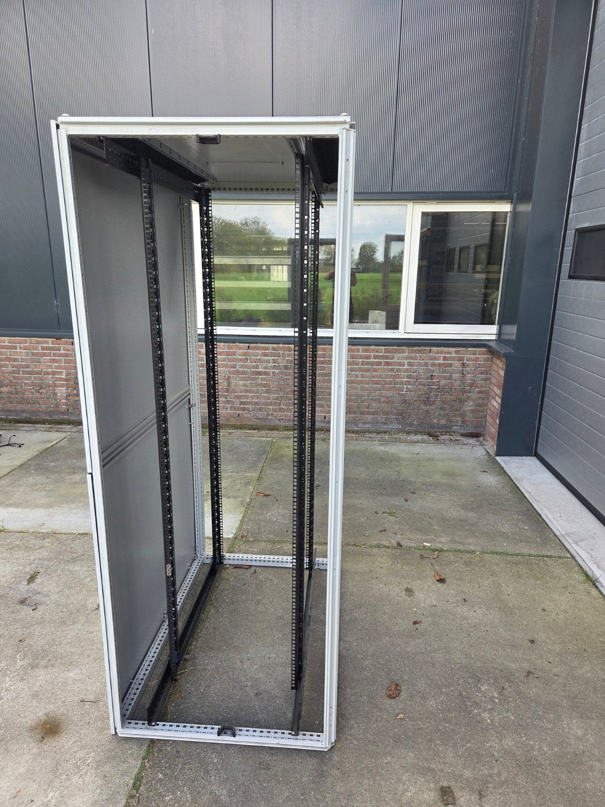 Ruime verstelbare serverkast 42U - open, Computers en Software, Ophalen, Gebruikt