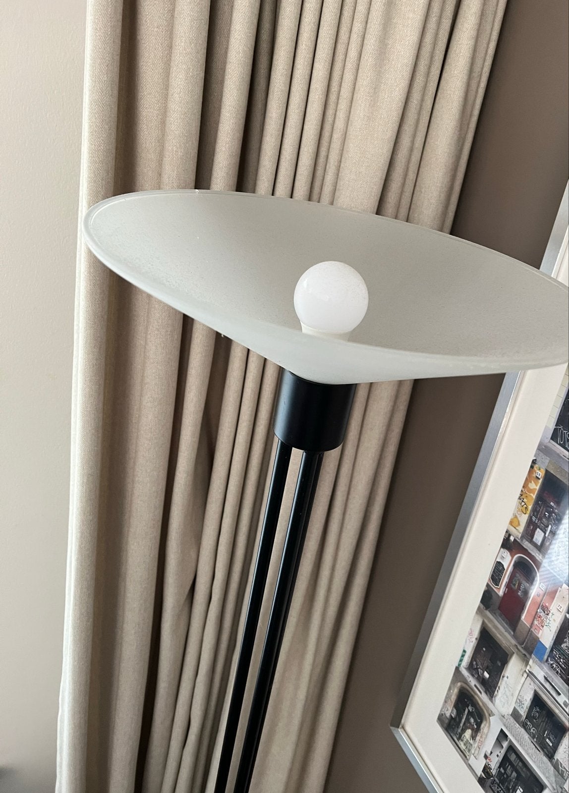 Gratis Zwarte Vloerlamp met Witte glazen Kap, Ophalen, Gebruikt, E27 (groot), Metaal