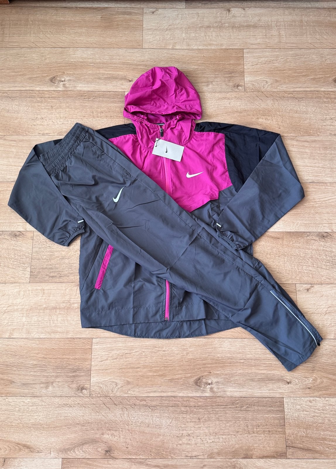 Roze Nike Miller trainingspak - Ongedragen - Maat S-M-L, Kleding | Heren, Sportkleding, Overige maten, Ophalen of Verzenden, Zo goed als nieuw
