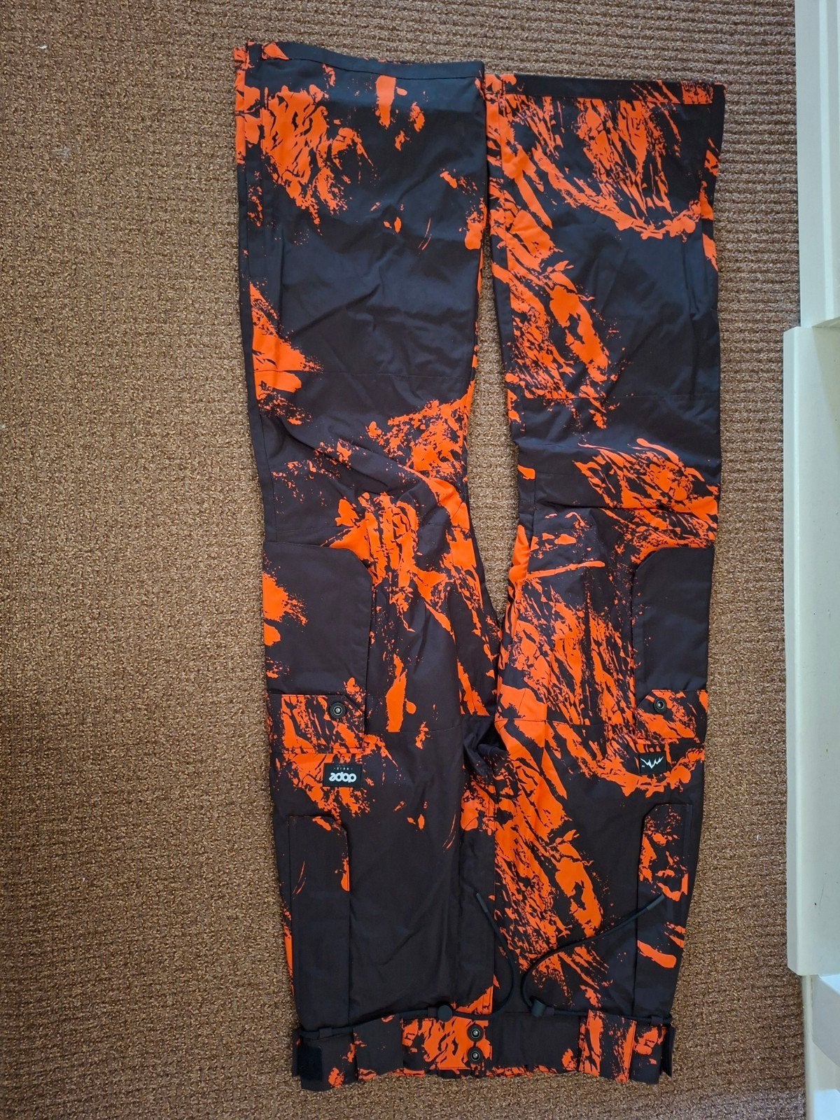 Dope Snow ski- en snowboardpak - Zwart met oranje print, Maat 38/40 (M), Dope Snow, Ophalen of Verzenden, Zo goed als nieuw