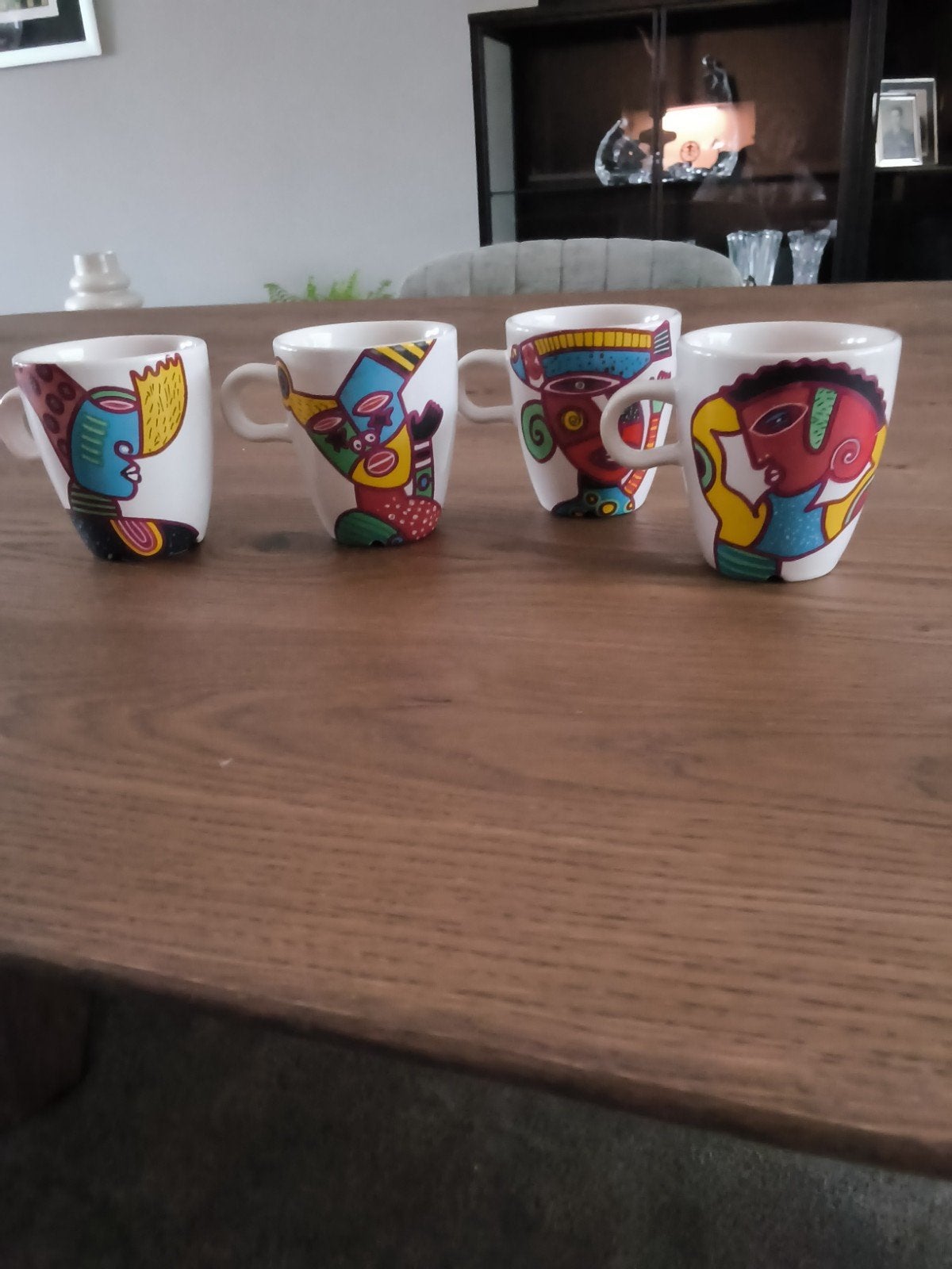 4 kopjes met afbeeldingen van kunstschilder clemens Briels., Ophalen of Verzenden, Overige stijlen, Kop(pen) en/of Schotel(s)