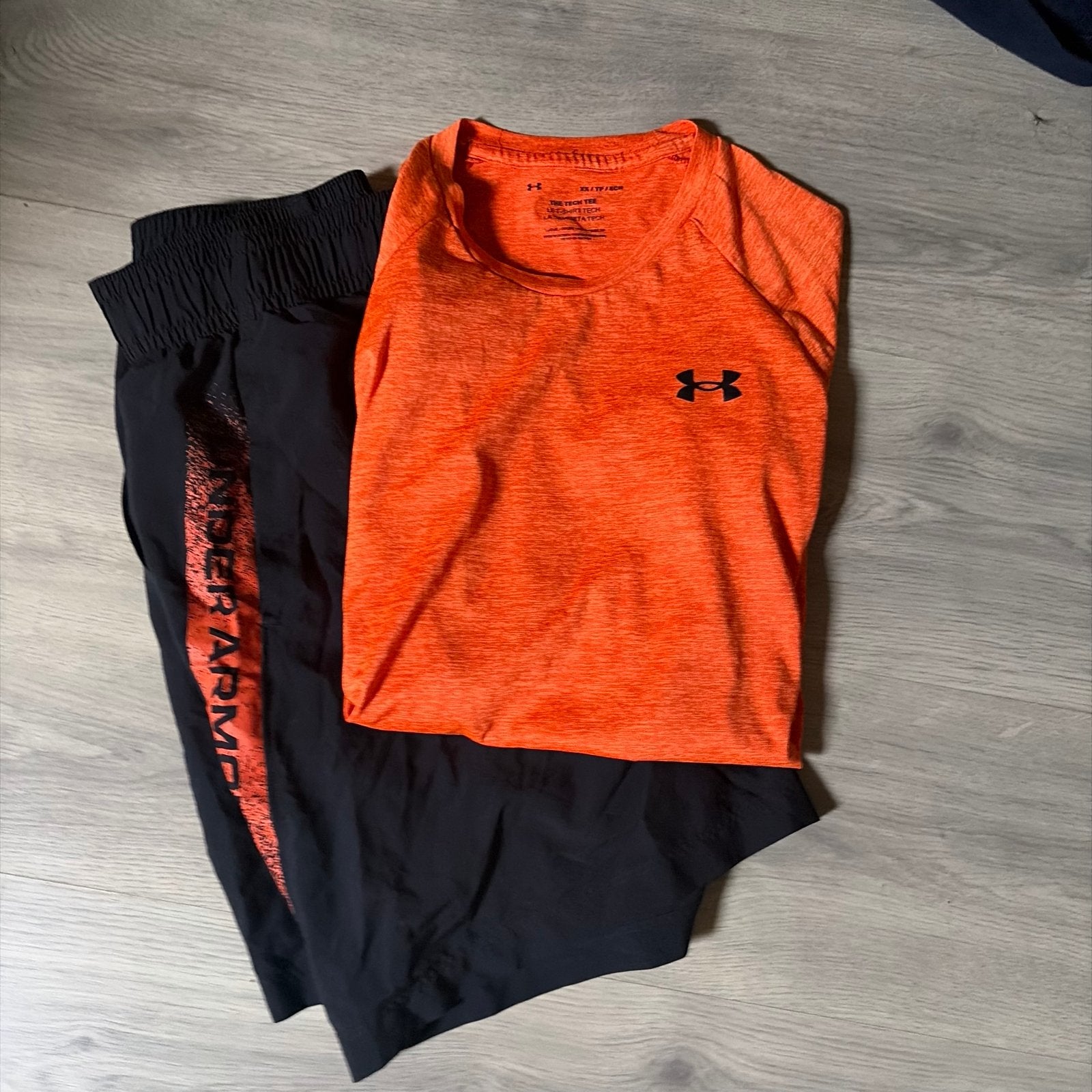 Under Armour sportset: T-shirt en korte broek, Fitness, Meerkleurig, Ophalen of Verzenden, Zo goed als nieuw