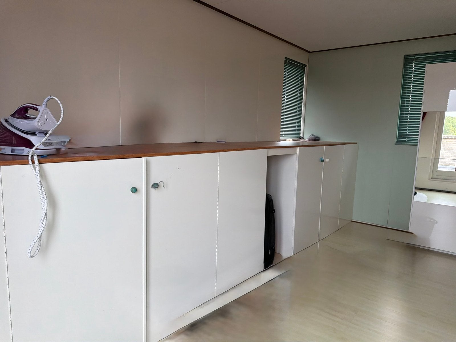 Gratis! Witte opbergkast met houten blad - 5,30m breed, Huis en Inrichting, Ophalen, Gebruikt
