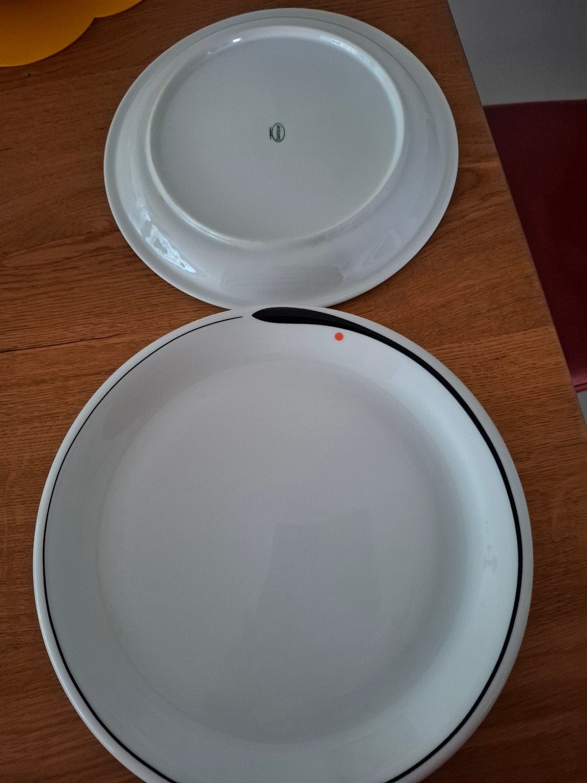 Witte Arzberg borden met zwart-rode rand, Huis en Inrichting, Keuken | Servies, Gebruikt, Ophalen of Verzenden, Bord(en), Effen