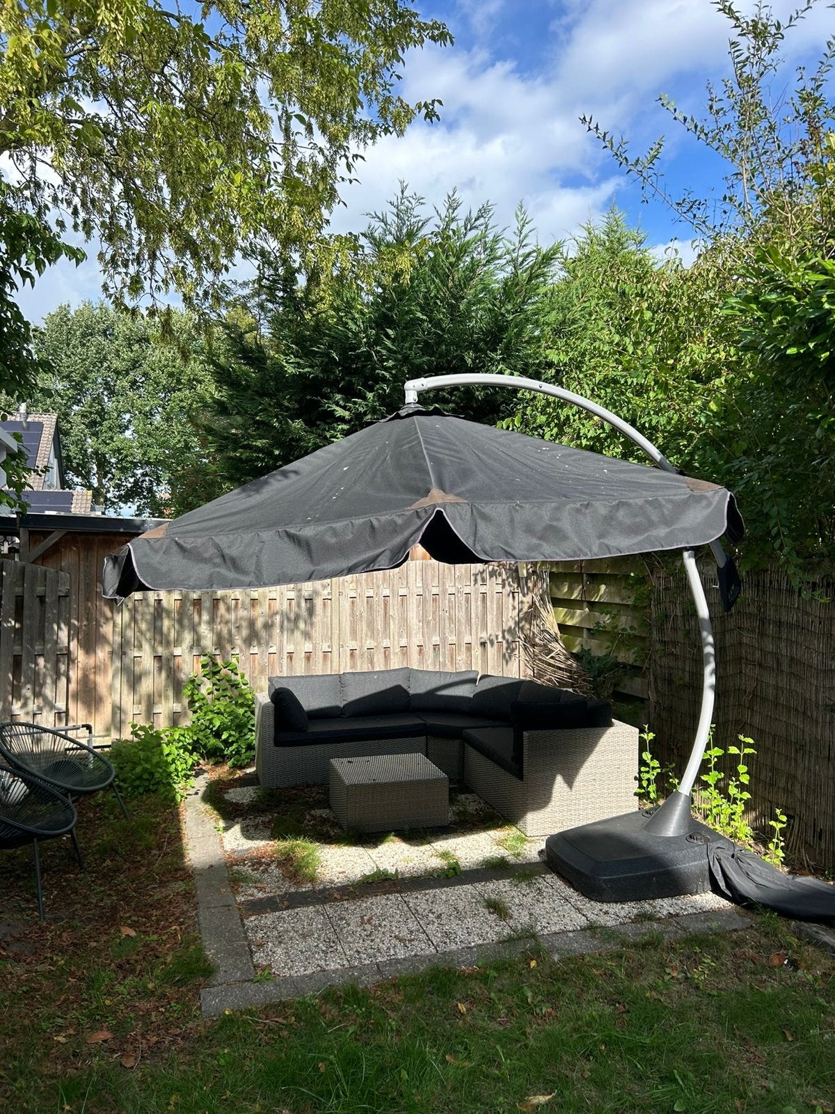 Zweefparasol zwart met voet, Tuin en Terras, Ophalen of Verzenden, Gebruikt, 2 tot 3 meter, Zweefparasol