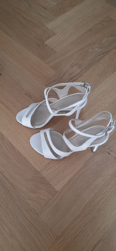 Karen Millen wit leren stiletto's, Karen Millen, Wit, Ophalen of Verzenden, Zo goed als nieuw