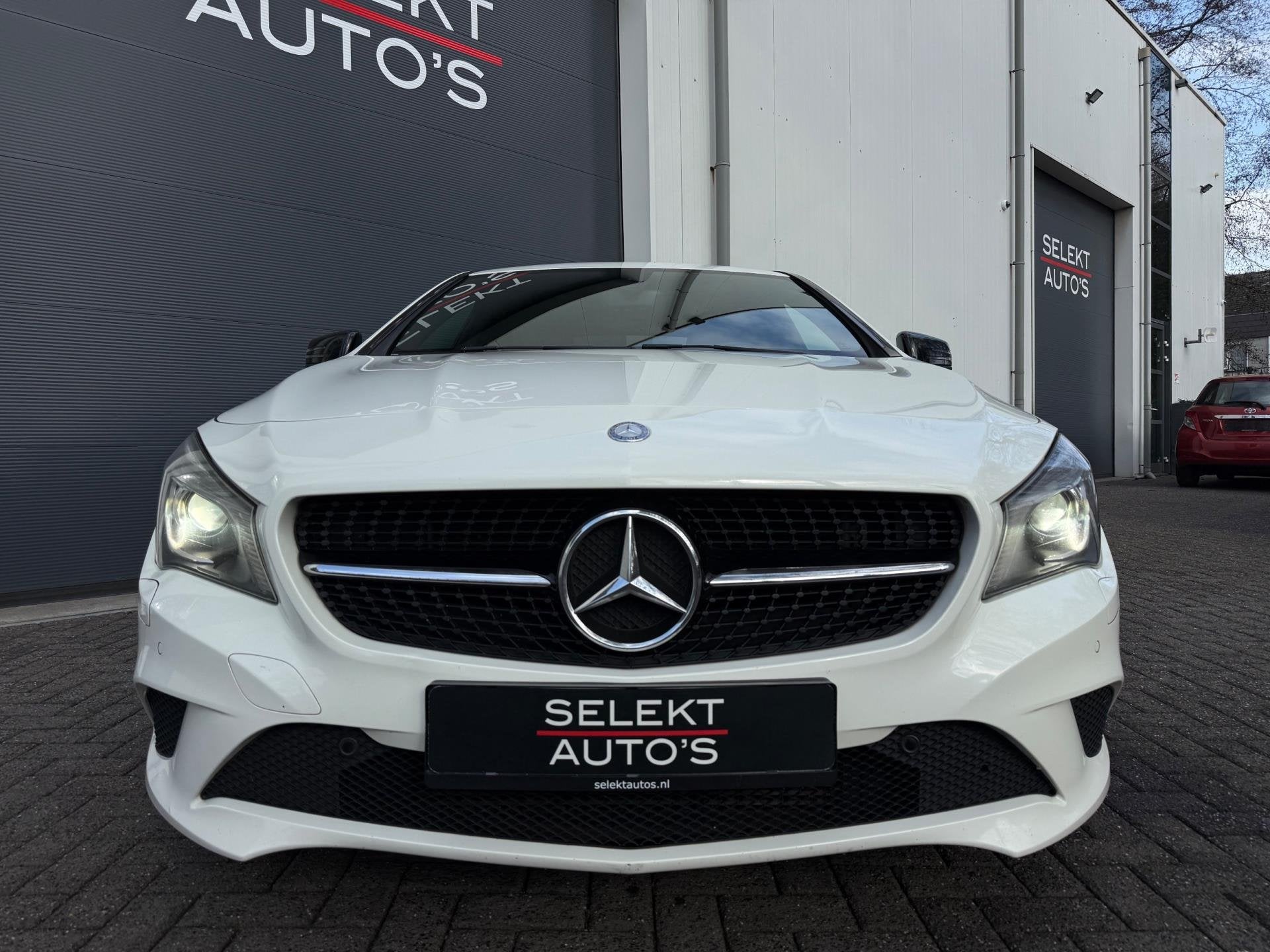 Mercedes-Benz CLA-klasse 180 Ambition 122 Pk Xenon/Led/Airco, Voorwielaandrijving, CLA, Gebruikt, Leder en Stof