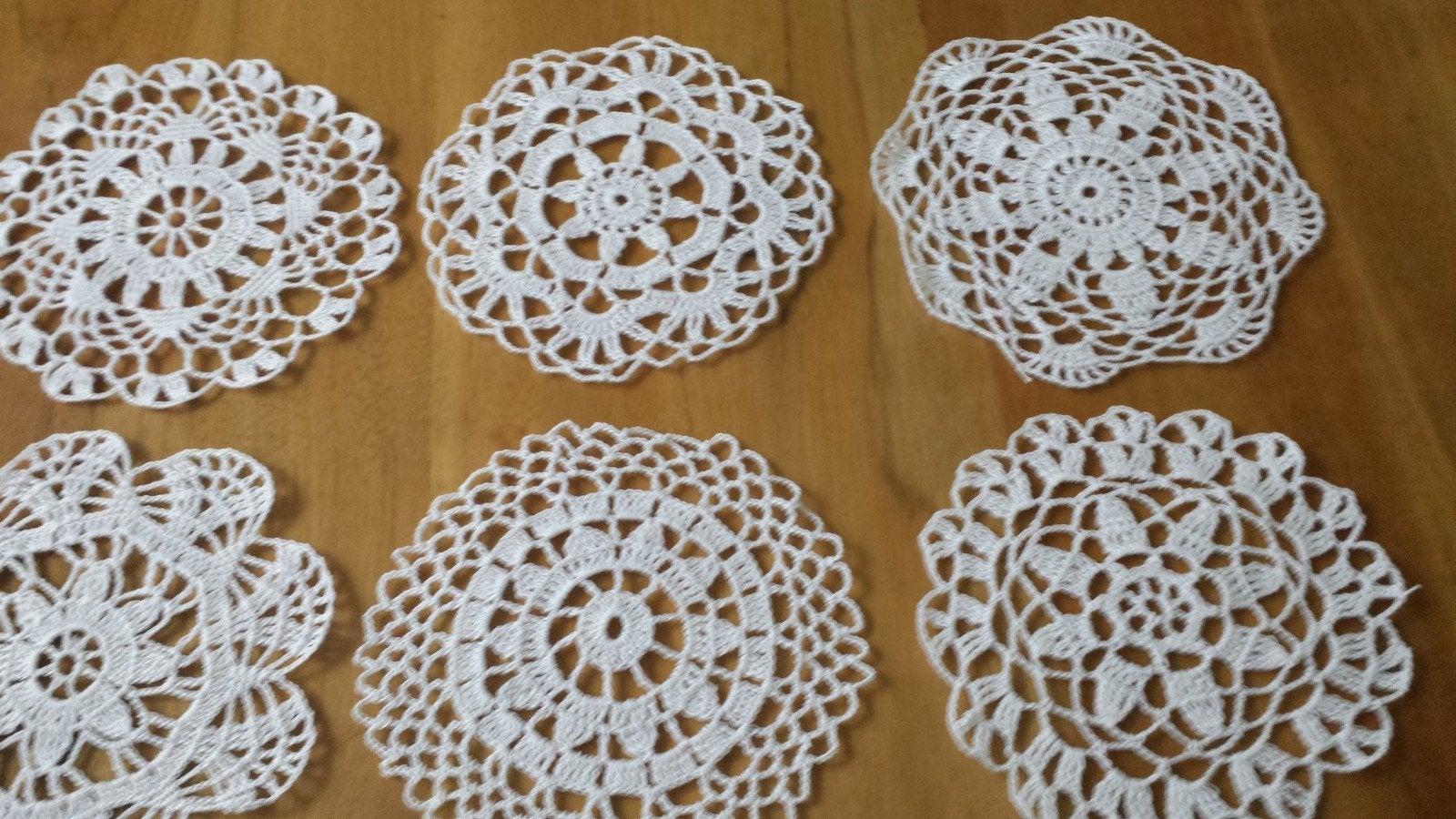 6 gehaakte kleedjes wit 15-20 cm, Huis en Inrichting, Woonaccessoires | Onderzetters, Ophalen of Verzenden, Nieuw, Glas of Kopje