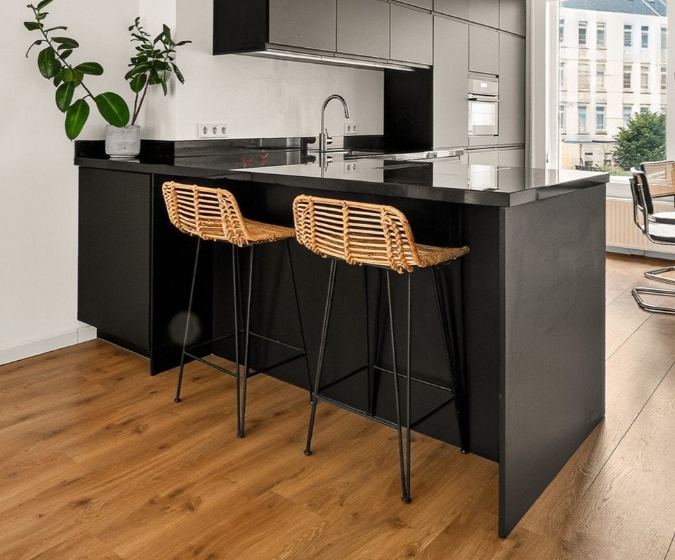 Set van 2 rotan barkrukken met zwart metalen onderstel, Huis en Inrichting, Barkrukken, Ophalen, Metaal, Gebruikt, Met voetsteun