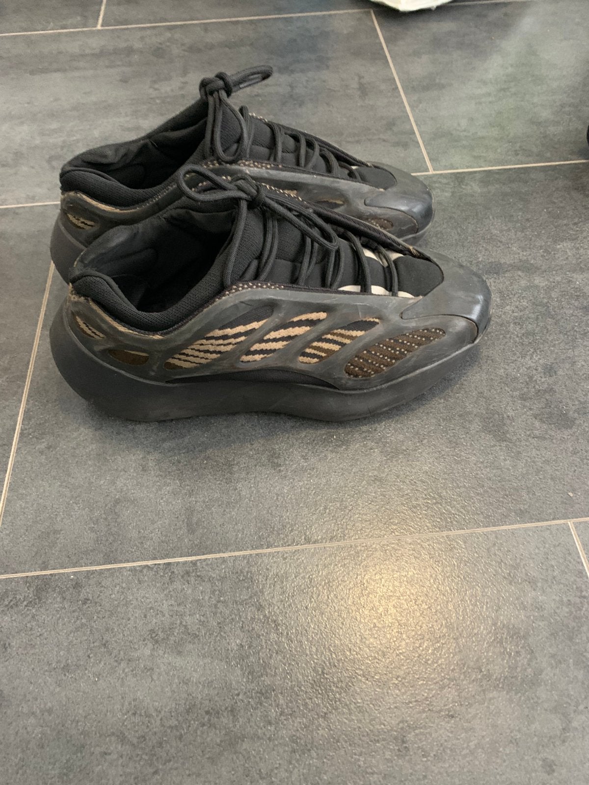 Yeezy 700 v3, Ophalen of Verzenden, Zo goed als nieuw, Zwart