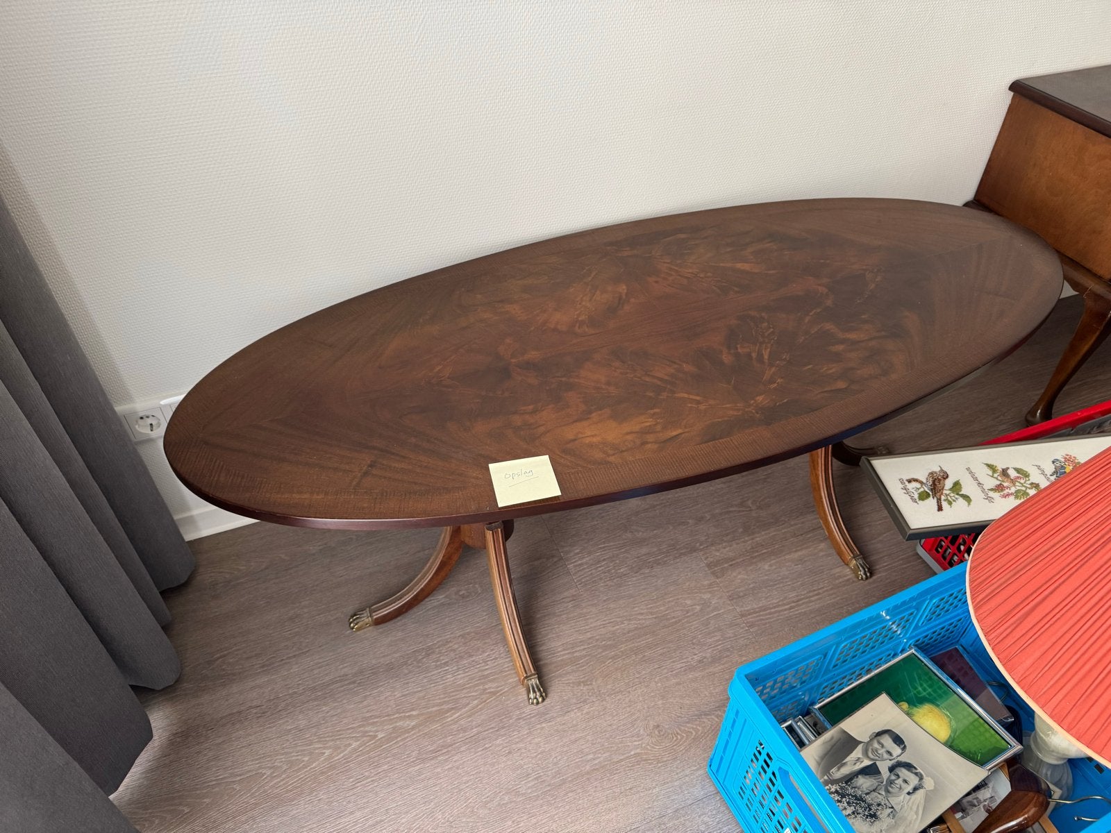 Ovale salontafel van donker hout, Antiek en Kunst, Ophalen