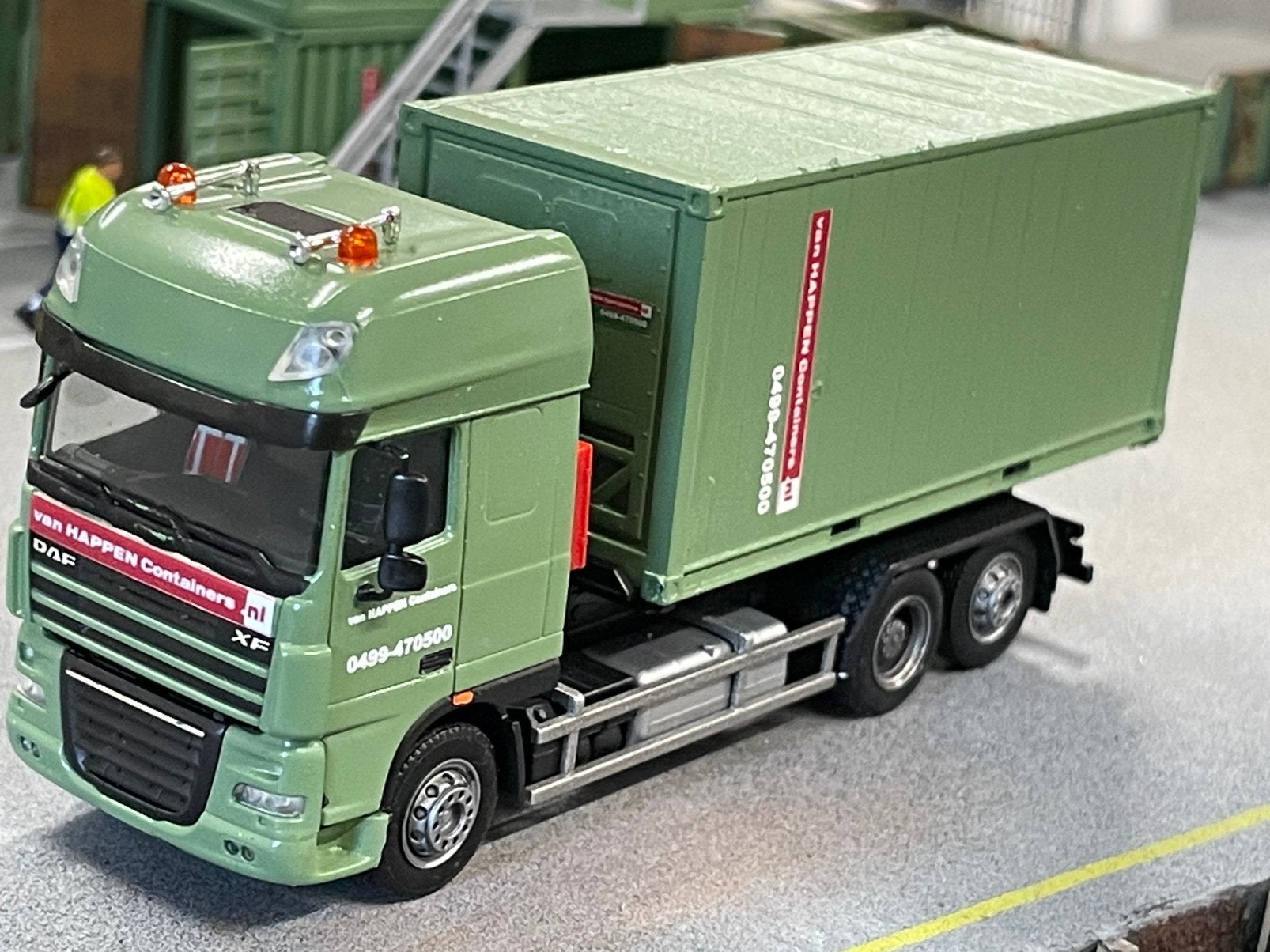 1:87 Daf XF Van Happen met afrolcontainer, zelfbouw, Ophalen of Verzenden, Zo goed als nieuw, Bus of Vrachtwagen, Overige merken