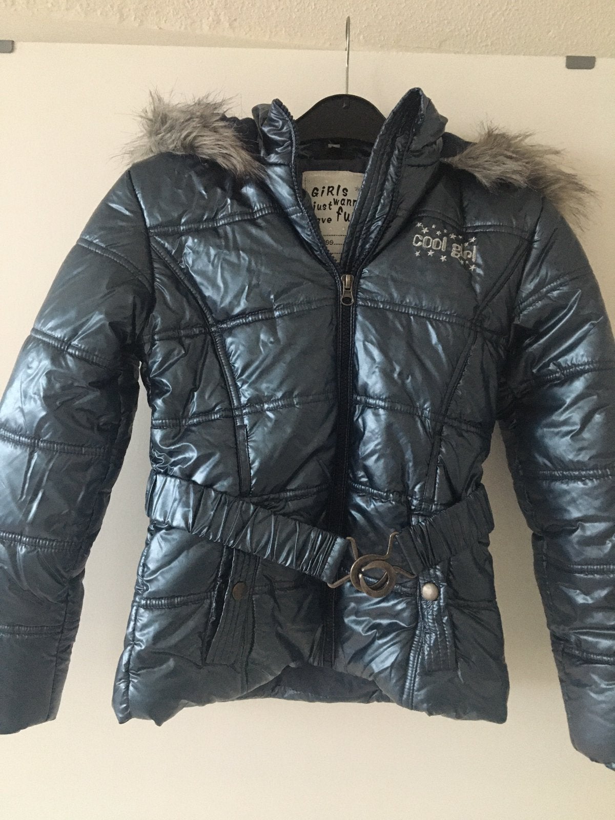 Mooie blauwe metallic meisjes winterjas zgan, Kinderen en Baby's, Kinderkleding | Maat 140, Ophalen of Verzenden, Zo goed als nieuw