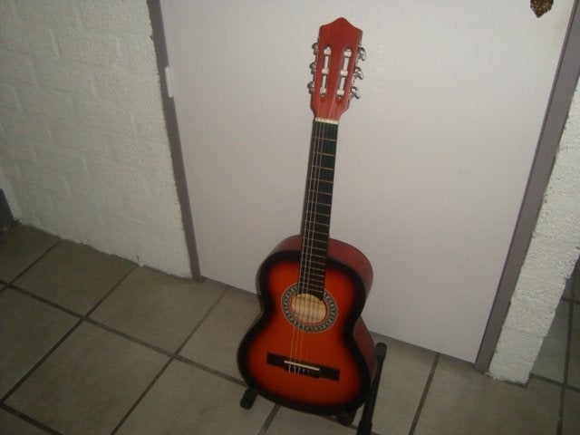 Zo Goed Als Nieuw: Gomez 1/2 model klassieke gitaar sunburst, Muziek en Instrumenten, Snaarinstrumenten | Gitaren | Akoestisch