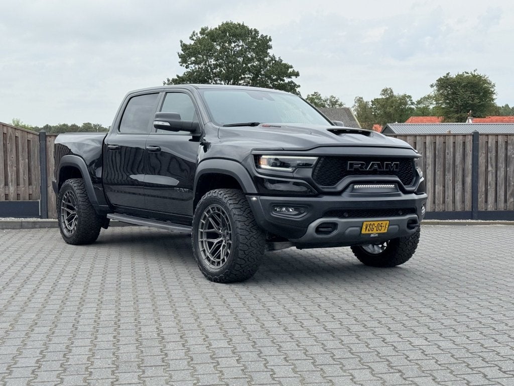 Dodge Ram 1500 6.2 V8 4x4 CC TRX HELLCAT VOSSEN! (bj 2022), Auto's, Automaat, Dealer onderhouden, Gebruikt, Zwart