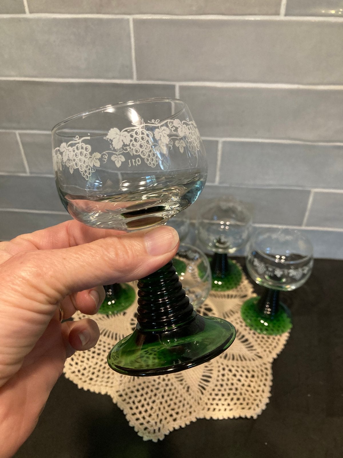 Vintage wijnglas op groene voet (080826), Verzamelen, Glas en Borrelglaasjes, Ophalen of Verzenden, Zo goed als nieuw, Overige typen