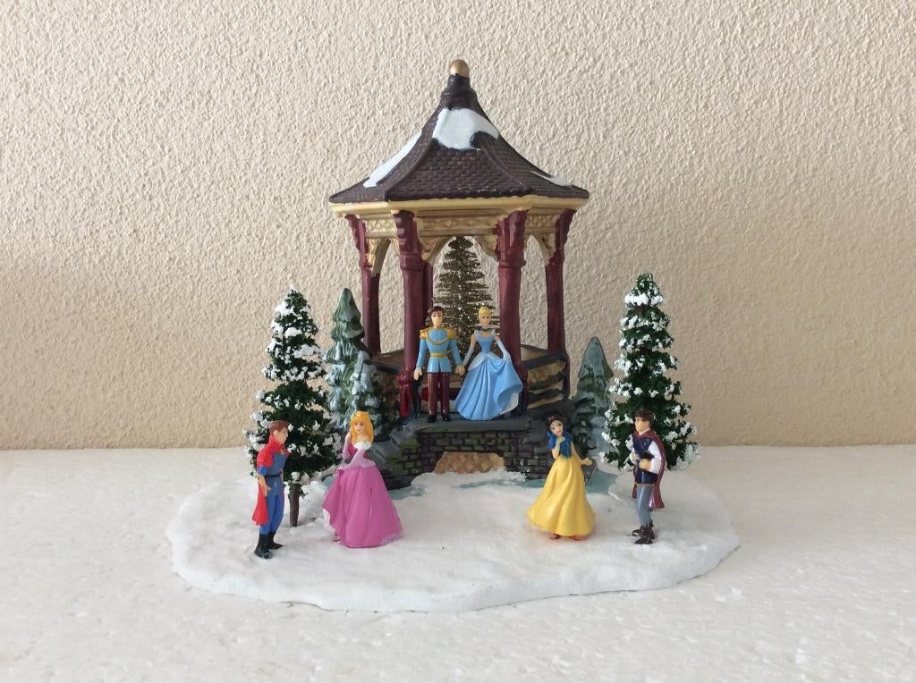 Disney Prinsessen - kerstdorp - prieel, Verzamelen, Disney, Zo goed als nieuw, Beeldje of Figuurtje, Overige figuren, Ophalen of Verzenden