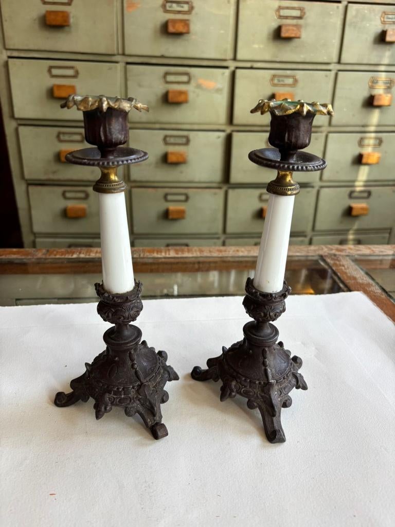 Paar Antieke Franse Kandelaars met Opaalglas – ca. 1875–1900, Antiek en Kunst, Ophalen of Verzenden, Koper of Brons