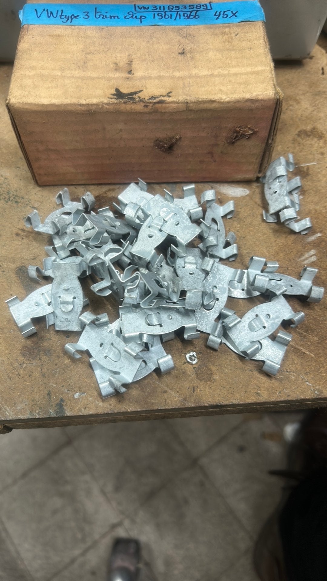 VW bus type 3 1961/1966 45x dorpellijst klemmen 311853589, Links, Nieuw, Ophalen of Verzenden, Spatbord