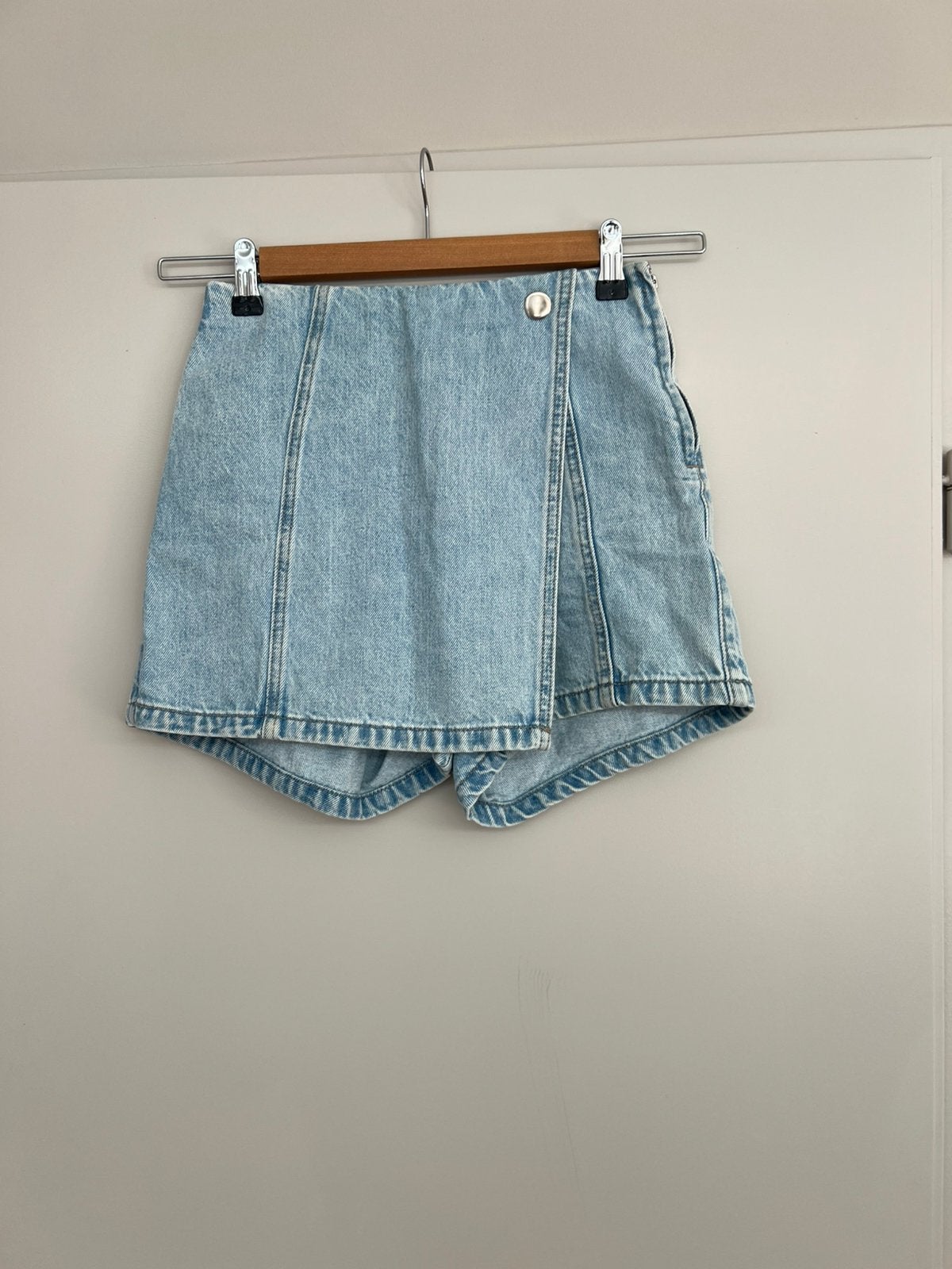 Lichte spijkerrokje Stradivarius, Zo goed als nieuw, Maat 34 (XS) of kleiner, Boven de knie, Verzenden