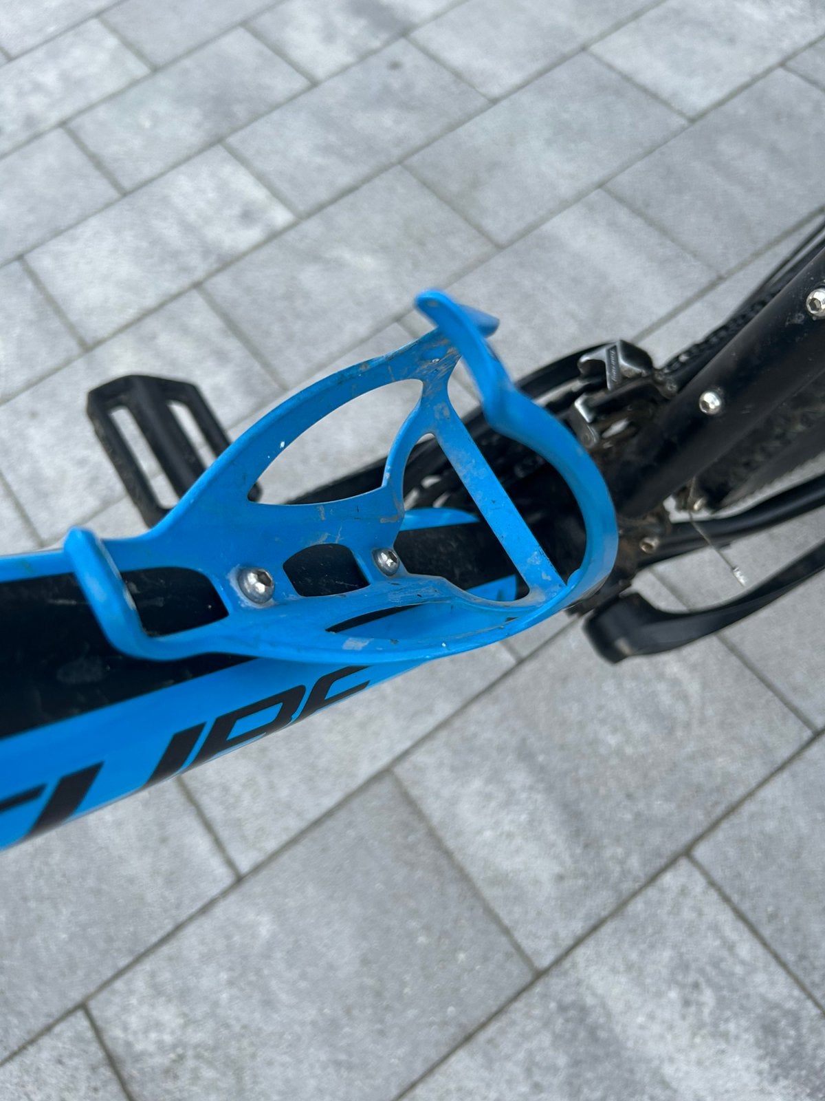 Blauwe mountainbike met zwart cube