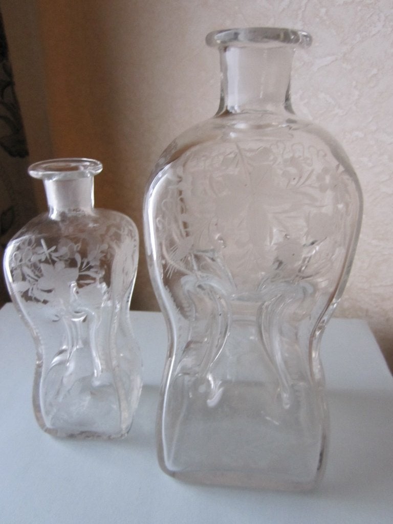 Twee antieke gegraveerde kluk kluk of Kutrolf decanters, Antiek en Kunst, Antiek | Glas en Kristal, Verzenden